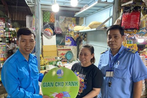 Bạn trẻ TP HCM chung tay giảm rác thải nhựa tại chợ dân sinh, chung cư