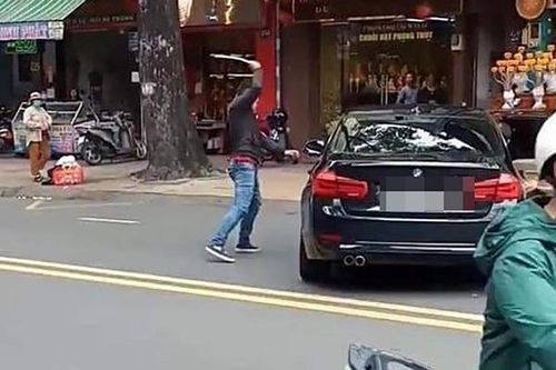 Nguyên nhân thanh niên vung gậy đập ô tô BMW trên phố Sài Gòn