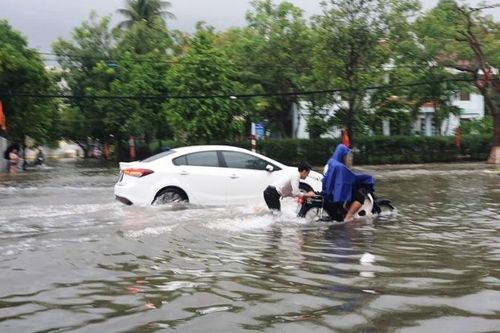 Mưa 'tối tăm mặt mũi', hàng loạt tuyến đường ở Quảng Nam ngập sâu