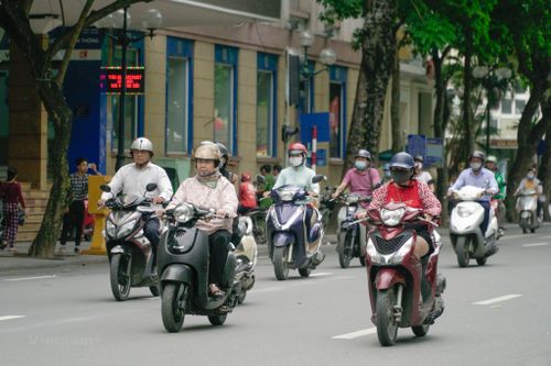 Người dân Hà Nội thích thú tận hưởng cái se lạnh đầu mùa