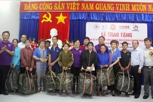 Trao tặng 500 áo phao cứu sinh cho ngư dân Phú Yên