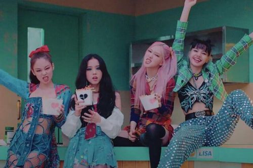 Loạt trang phục 'rách rưới' của BlackPink trong MV Lovesick Girls học hỏi của Avril Lavigne