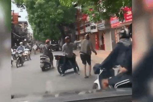 Chỉ va chạm nhẹ nhưng 2 thanh niên vẫn lao vào đánh nhau túi bụi giữa đường khiến nhiều người ngao ngán