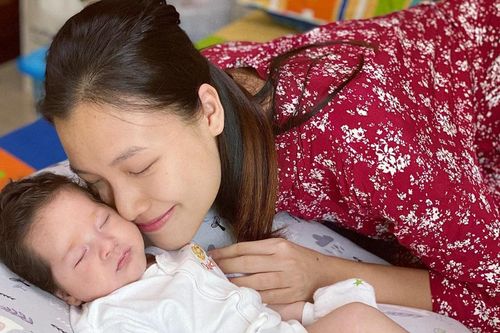 Con trai lai Tây của MC Hoàng Oanh đốn tim mọi người với loạt ảnh cận mặt siêu đáng yêu