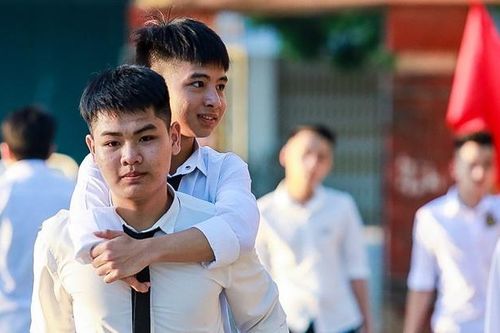 Nam sinh 10 năm ròng cõng bạn khuyết tật đến trường: 'Nếu được ĐH Y Hà Nội đặc cách, em cũng xin từ chối...'
