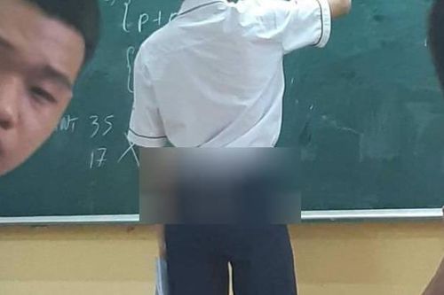 Nam sinh lên lớp bục giảng làm bài tập nhưng phần lưng quần đính 'vật thể lạ' khiến nhiều người chú ý