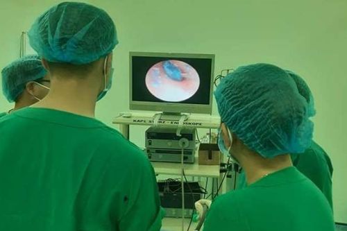 Học sinh lớp 1 bị nhóm 'anh chị lớp trên' chặn đường, nhét đất sét vào tai