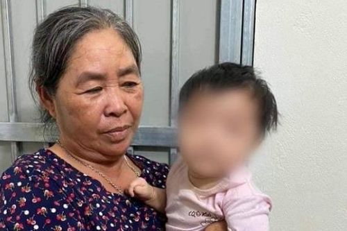 Bé gái 8 tháng tuổi bị bỏ rơi trong thùng xốp kèm lá thư viết tay: 'Tôi đặt cháu ở đây, ông bà cô bác nào gặp cháu nuôi dạy cháu nên người'