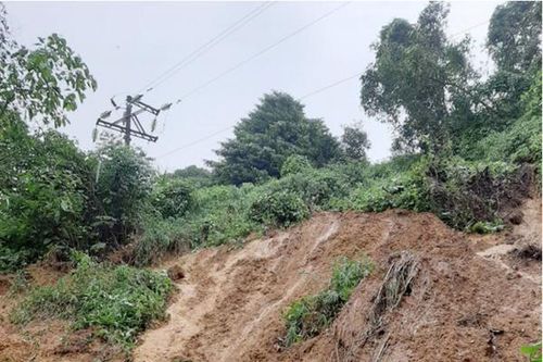 Điện lực Bát Xát khắc phục hậu quả mưa lũ