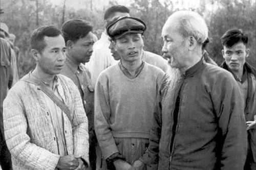 Tư tưởng Hồ Chí Minh về kết hợp giữa tập thể lãnh đạo và cá nhân phụ trách