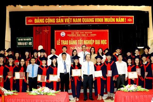 Trao bằng tốt nghiệp cho các tân bác sĩ, dược sĩ