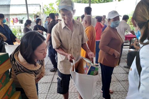 Hỗ trợ phẫu thuật mắt, tặng quà đến người nghèo