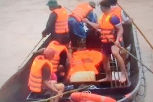Đón con đi học về, 2 cha con bị lũ cuốn mất tích