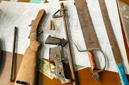 Nhận bánh trung thu, mũ bảo hiểm sau khi nộp hung khí