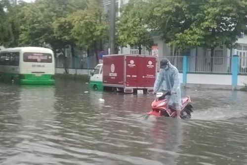 Mưa lớn, nhiều tuyến đường ở TP Tam Kỳ ngập nặng