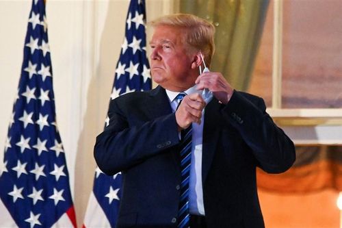 Số ca mắc COVID-19 thân cận với ông Trump tăng mạnh