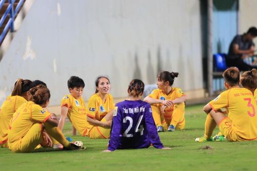 Cầu thủ Hà Nam bỏ trận đấu phản ứng trọng tài: Đừng dại dột phá hỏng tình thương
