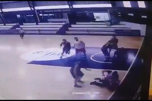 Clip: Cầu thủ bóng rổ xô ngã, đấm trọng tài liên tiếp 7 cú