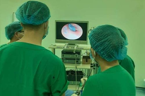 Bị nhét đất sét vào tai, học sinh lớp 1 phải nhập viện
