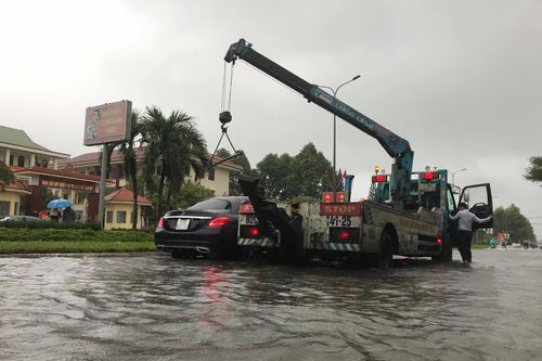 Mưa trắng trời, nhiều tuyến đường ở TP Tam Kỳ biến thành sông