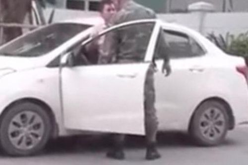 Hà Nội: Nhân viên bảo vệ chung cư cao cấp túm cổ, đạp liên tiếp vào tài xế taxi công nghệ vì nhắc nhở mà không chịu đi