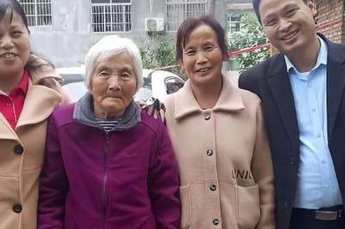 Bị lừa đi khám bệnh nhưng xe âm thầm chạy về hướng khác, người mẹ bật khóc khi phát hiện sự thật sau lời nói dối ngọt ngào của con gái