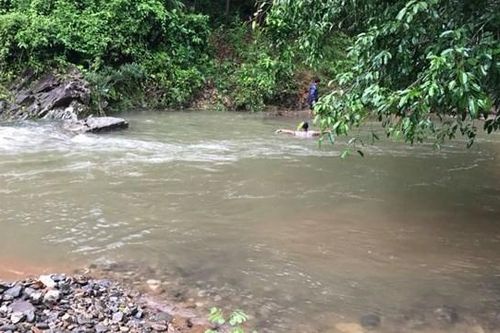 Quảng Ngãi: Lội qua suối một người bị lũ cuốn tử vong