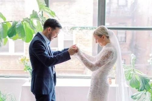 Đôi trẻ người Mỹ tổ chức đám cưới trong phòng khách