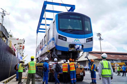 Cảnh hạ cẩu tàu metro ở TP.HCM