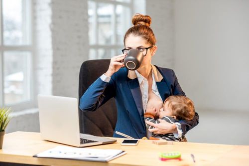 Sinh viên bị từ chối cho con bú trong lớp học online