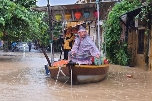 Phố cổ Hội An chìm trong nước lũ