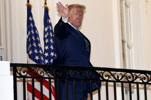 Ông Trump đăng hơn 120 bài lên Twitter sau khi ra viện