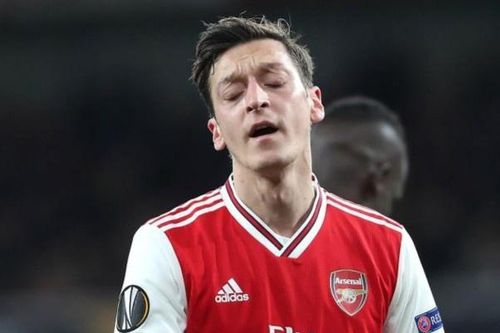 Mesut Ozil đang tự làm khó mình ở Arsenal