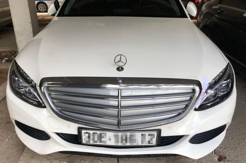 Tài xế Mercedes uống rượu ngâm cần sa