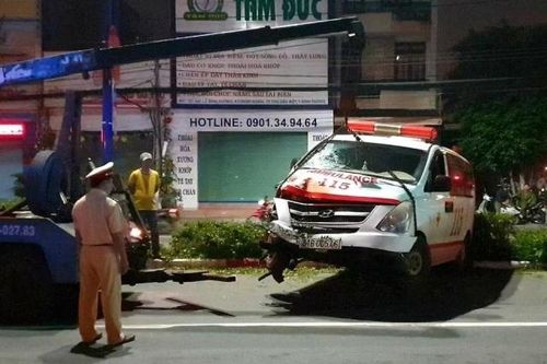 Tai nạn giao thông mới nhất hôm nay 8/10: Xe cấp cứu tông xe máy khiến 1 người nguy kịch