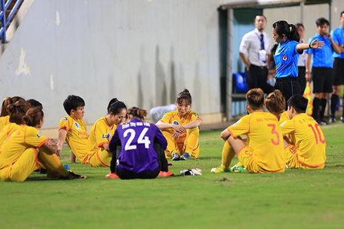 Nữ trọng tài truyền cảm hứng cho đồng nghiệp V-League