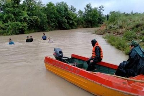 Trắng đêm cứu hộ giữa dòng nước xiết