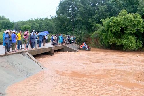 Huy động hàng trăm người tìm kiếm 2 cha con bị lũ cuốn mất tích