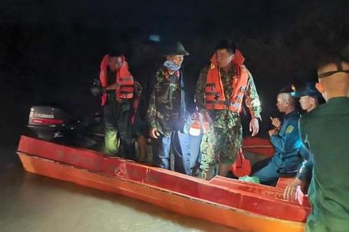 Lũ cuốn người