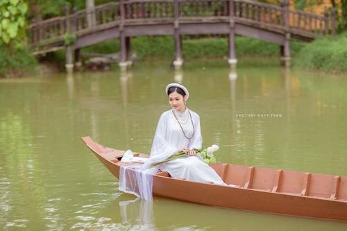Hoa khôi Hutech đẹp dịu dàng trong áo dài cổ phục Việt Nam