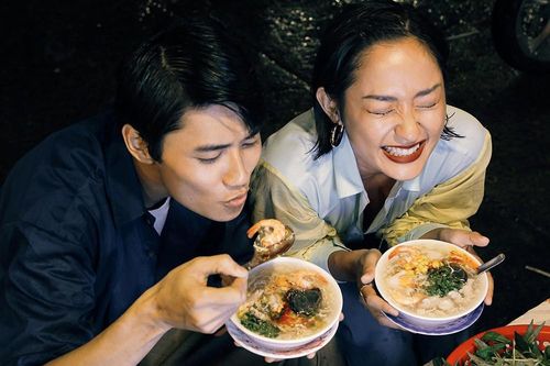 Cặp đôi 'Sài Gòn trong cơn mưa' chụp ảnh 'check in' khắp thành phố