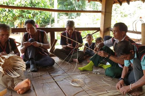Già Rơ Châm H'Mút kể chuyện 'đan gùi đẹp lấy vợ xinh'