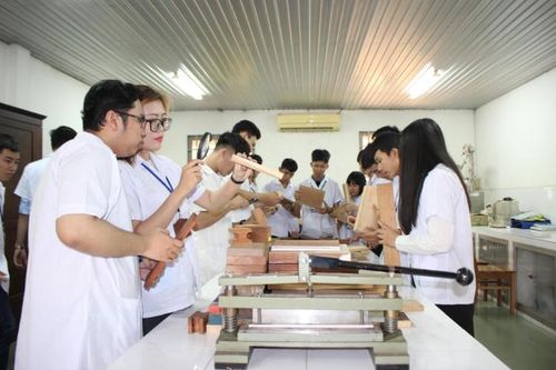 Cách nào duy trì những ngành học khó tuyển sinh?