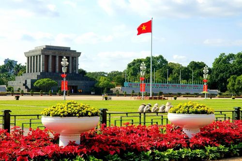 Hà Nội rực rỡ cờ hoa chào mừng Đại hội Đảng bộ thành phố lần thứ XVII