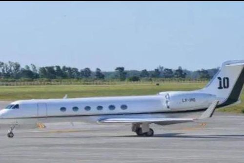 Messi cho đồng đội 'quá giang' bằng máy bay riêng