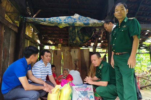 Biên phòng Quảng Bình: Căng mình trong mưa lũ giúp dân