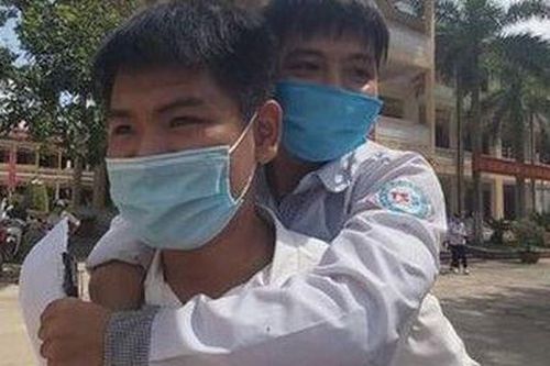 Từ chuyện Ngô Văn Hiếu 10 năm cõng bạn đến trường không muốn được 'đặc cách', nghĩ về sự tử tế