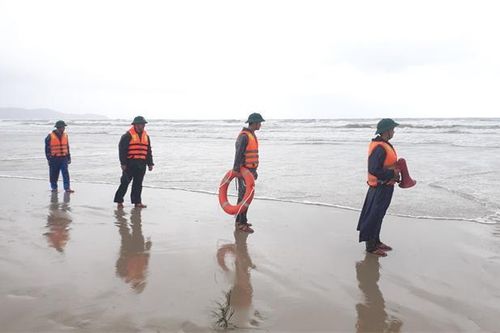 Khẩn trương tìm kiếm các thuyền viên trên tàu hàng bị chìm ngoài vùng biển Chân Mây