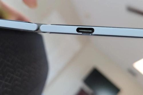 Microsoft Surface Duo mới mua đã bị nứt khung gần cổng sạc