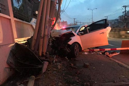 Hai tên trộm lái ôtô tông gãy cột điện, hàng trăm hộ dân bị mất điện